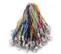 Cordons de téléphone colorés DIY avec tubes métalliques et anneaux pour breloques et petits jouets. - Coloré