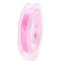 Primer plano detallado de hilo elastico rosa vibrante enrollado en carrete transparente. - Rosa