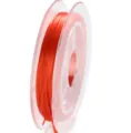 Detalle de cordón elástico rojo 0.5mm, ideal para joyería DIY y manualidades de cuentas. - Rojo
