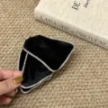 Κοντινό πλάνο μαύρου βελούδινου scrunchie με κομψή αλυσίδα από λαμπερά στρας και σχέδιο - Κλάμερ μαλλιών
