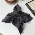Elegante scrunchie a pois bianco e nero con foulard e piccola etichetta handmade - Stile a Pois Neri / Nero