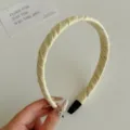 Cerchietto sottile minimalista in tessuto pieghettato crema con trama ritorta chic - Beige