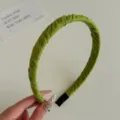 Elegante cerchietto sottile in tessuto pieghettato verde chiaro per donna, accessorio capelli - Verde