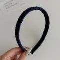 Cerchietto sottile in tessuto pieghettato blu scuro con trama elegante e moderna - Nero