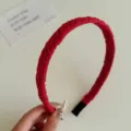 Rotes, stoffumwickeltes, plissiertes, schmales Stirnband für Mädchen und Frauen. - Rot