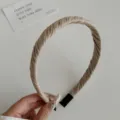 Beigefarbenes, plissiertes Stoffstirnband mit rutschfestem Band - Khaki