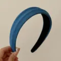 Elegante fascia larga imbottita blu denim per donna con una trama di tessuto fine - Stile Denim Medio