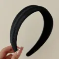 Elegante cerchietto largo imbottito in denim nero per un look quotidiano alla moda - Stile Denim Nero