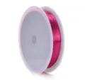 Primo piano di filo per hobbistica rosa vivo su rocchetto bianco per bigiotteria. - 0.3mm 15m / Rosso rosa