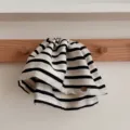 Barrette à cheveux élégante en tissu à rayures noires et blanches avec petit logo en métal - Pince Queue de Cheval Rayée / Blanc