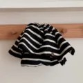 Elegante pinza para el pelo a rayas blancas y negras con diseño de volantes chic - Pinza para Coleta Rayada / Negro