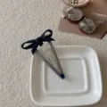 Pasador de pelo con lazo azul marino y gema azul en plato blanco - Estilo Triángulo