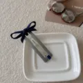 Pasador de pelo BB en esmalte gris con un lazo azul marino y cristal azul pequeño - Estilo Cuadrado
