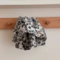 Grande pince à cheveux avec motif bandana paisley noir et blanc et détail logo doré. - Pince à Queue de Cheval Totem Blanc