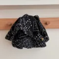 Chouchou élégant en tissu à motif bandana paisley noir et blanc pour les femmes - Pince à Queue de Cheval Totem Noir