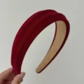 Elegante cerchietto in velluto rosso bordeaux imbottito per un effetto bombato. - Velluto Rosso