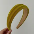 Cerchietto retrò in velluto giallo senape con bordo largo e imbottitura in spugna - Stile Velluto Giallo