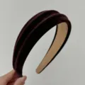 Elegante cerchietto in velluto marrone scuro imbottito per un effetto di volume alto - Stile Velluto Marrone