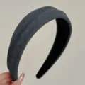 Cerchietto largo in tessuto grigio testurizzato per capelli da donna con design alto - Tessuto a Righe Grigio