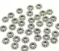 Vue rapprochée détaillée de perles intercalaires de fleurs en alliage d'argent, bijoux vintage. - 4mm / Argent Tibétain