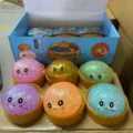 Set van 6 kleurrijke glitter squishy broodje speeltjes met lachende gezichtjes in mandjes. - Goudpoeder Kraal Broodje Stijl (034) / Kleurrijk