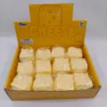 Displaydoos met 12 stuks gele kaas squishy stressspeelgoed met een trage terugslag - Kaasgeel