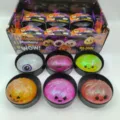 Gedetailleerde weergave van zes kleurrijke Halloween squishies met glitters in zwarte houders - Halloween Gel Broodje / 8.5cm Maat