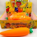 Detailweergave van gigantische oranje TPR wortel squishy speeltje in kleurrijke doos - Realistische Reusachtige Wortel