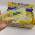 Nahaufnahme von langsam steigendem Butter-Squishy-Spielzeug - Simulation Butterstick / Gelb