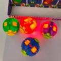 Nahaufnahme bunter leuchtender LED-Finger-Fidget-Spinner-Bälle zur Stressbewältigung - Leuchtender Rotierender Ball