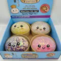 Κοντινό πλάνο τεσσάρων πολύχρωμων squishy bun με γκλίτερ σε κουτί παρουσίασης - Μεγάλο Ψωμάκι με Χρυσό Γκλίτερ