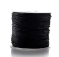 Primer plano de la bobina de cordón de nailon negro, ideal para manualidades de joyería DIY. - Negro