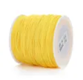 Primo piano del rocchetto di corda giada giallo 72, filo di nylon liscio per creazione di gioielli. - 0,8 mm 45 m / Diaspro Giallo