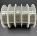 Detailansicht von silbernem Basteldraht auf Spulen für Schmuck-DIY und Perlenarbeiten. - 0,2 mm, 20 m/Rolle / Silber