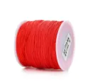 Dettaglio di cordino rosso vivo avvolto su rocchetto, ideale per la creazione di gioielli. - 0,8 mm 45 m / Rosso