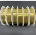 Goldfarbiger Basteldraht im Detail, flexibler Metalldraht auf Spulen für DIY Schmuckdesign. - 0,2 mm, 20 m/Rolle / Gold