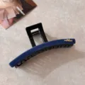 Grande pince à cheveux en velours bleu marine pour femmes avec logo M doré en métal - Bleu