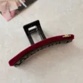 Grande pince à cheveux élégante en velours bordeaux avec détail charm M doré - Rouge