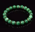 Gruene Perlen Armband mit goldenen Metall-Abstaendern, elegantes Design fuer Alltag und Yoga. - Grün