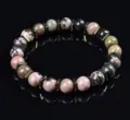 Detailaufnahme des 8mm Naturstein-Perlenarmbands mit eleganten Metall-Abstandshaltern. - Grau
