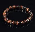 Roter Tigerauge Perlenarmband mit metallischen quadratischen Abstandshaltern, Detailansicht polierter - Rot
