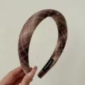 Serre-tête vintage à carreaux marron pour femmes avec design haut de gamme et étiquette faite main - Style Sommet Cranial Haut Plaid Marron et Café
