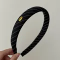 Serre-tête rétro noir à rayures fines avec étiquette métallique dorée pour femme - Style Rayé Noir avec Étiquette Lettre