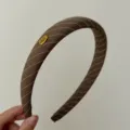 Serre-tête vintage en tissu à rayures marron avec étiquette décorative en métal doré - Style Rayé Kaki avec Étiquette Lettre