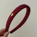 Serre-tête rétro rouge vin à rayures avec plaque dorée Hand Made en métal de détail - Style Rayé Rouge avec Étiquette Lettre