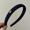 Serre-tête vintage rayé bleu marine pour femmes avec élégante étiquette dorée - Style Rayé Bleu Marine avec Étiquette Lettre