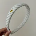 Serre-tête rembourré rétro à rayures blanches avec étiquette métallique dorée - Style Rayé Blanc (Étiquette Lettre)