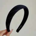 Serre-tête noir élégant à fines rayures avec un design rétro pour créer du volume chic - Style Haut de Forme Rayé Noir
