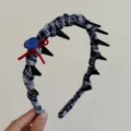 Serre-tête rétro à carreaux bleus avec pointes noires décoratives et petit nœud rouge - Style à Carreaux Bleu Marine avec Dents