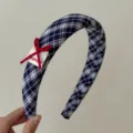 Serre-tête vintage à carreaux bleu marine avec nœud rouge et étiquette faite main - Style à Carreaux Bleu Marine